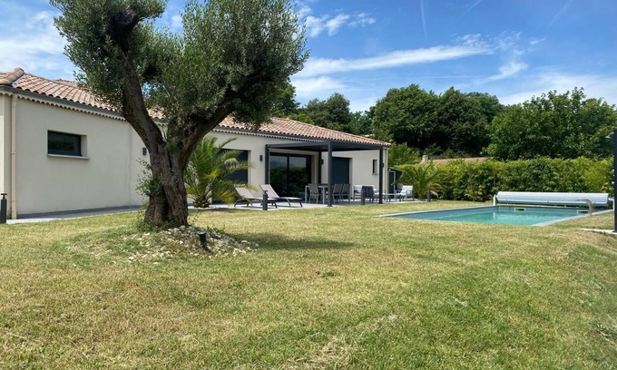 Upie Villa | Magnificent Villa with Swimming Pool in Upie