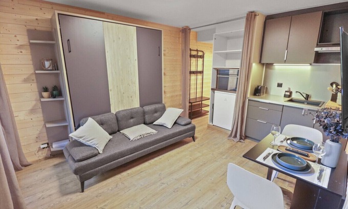 Noes Apartment | Magnifique Studio Avec Terrasse au Centre