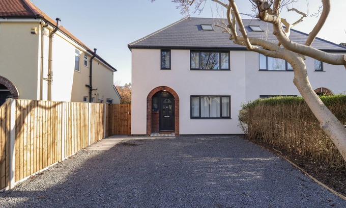 Caversham Cottage | MAGNOLIA HOUSE, pet friendly, with a garden in Caversham