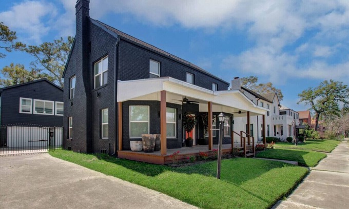 MacGregor House | Main House & Garage Apt near NRG & Medical Center!