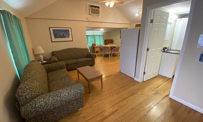 Geneva-on-the-Lake Cottage | Main Strip Location | Pet Friendly | Wi-Fi & Cable | A/C | Steps from Winery