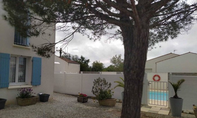Le Chateau-d'Oleron House | Maison au Calme Près de Château D'oléron Avec Piscine et Parking