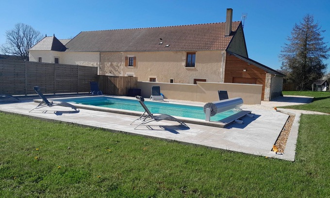 Etais-la-Sauvin House | Maison Cécile 15/17 Pers Piscine Privée Chauffée Calme