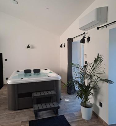 Pranles House | Maison chaleureuse avec jacuzzi interieur