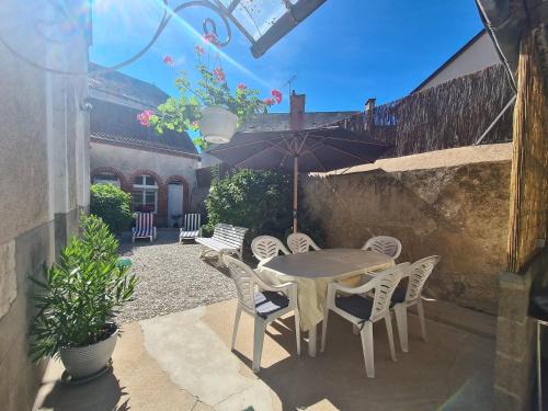 Chabris House | Maison confortable près des Châteaux de la Loire et Zoo de Beauval avec cour et parking privé - FR-1-591-367