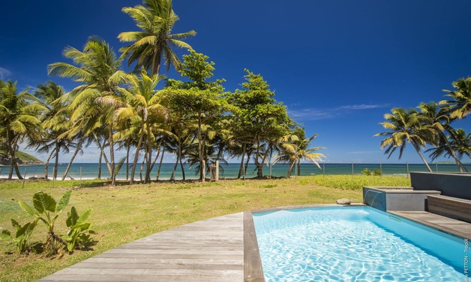 Sainte-Marie House | Maison d'Ô Baie de Saint-Jacques, on a wild beach