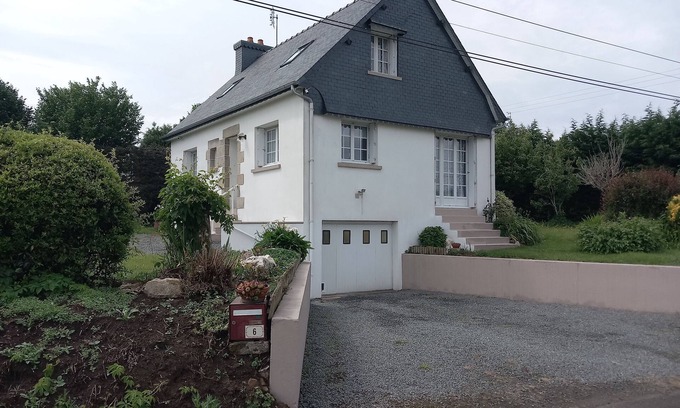 Plougras House | Maison de Campagne Près D'un Bourg!