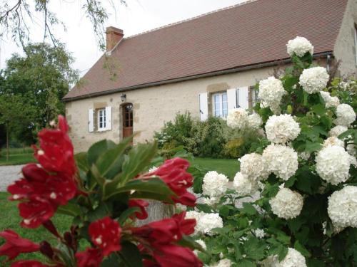 Deux-Chaises House | Maison de ferme rénovée, campagne, cheminée, étang privé, jardin, parking, internet - FR-1-489-177