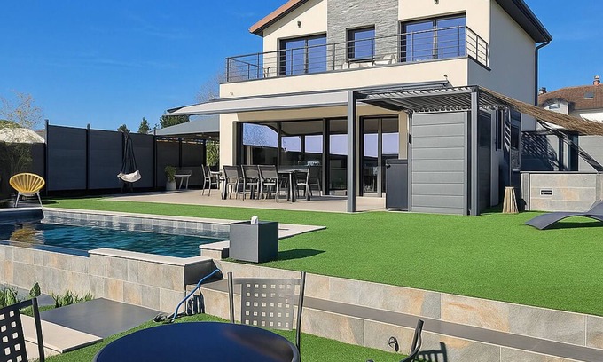 Jayat House | Maison du lac, 1h from Lyon and Genèves, Jacuzzy, swimming pools, magnificent lake view.