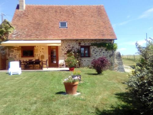 Bourbon-l'Archambault House | Maison en pierre rénovée avec étang, pêche, jardin et BBQ, proche Forêt de Tronçais - FR-1-489-293