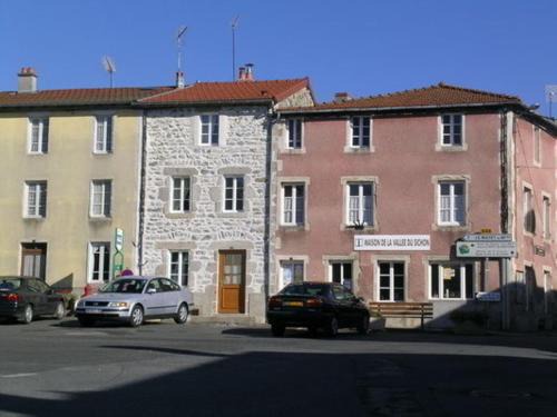 Ferrieres-sur-Sichon House | Maison en pierres rénovée avec patio, proche Vichy, 3 chambres, BBQ, TV, Wifi, animaux bienvenus. - FR-1-489-191