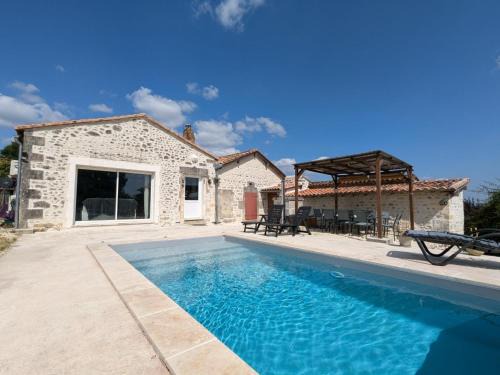 Magnac-Lavalette-Villars House | Maison familiale avec piscine privée et jardin pour 11 pers - FR-1-653-265
