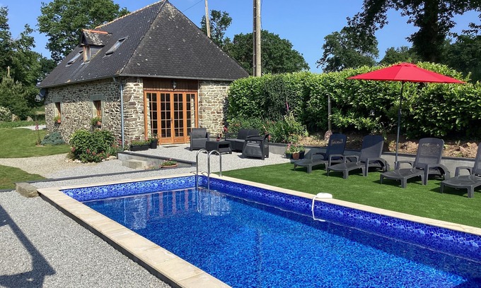Plounevez-Quintin Cottage | Maison Fleurie, 2 bedroom cottage with heated private swimming pool and WIFI
