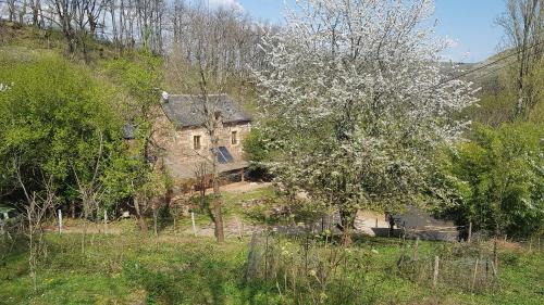 Valady House | maison isolée dans les vignes et les bois
