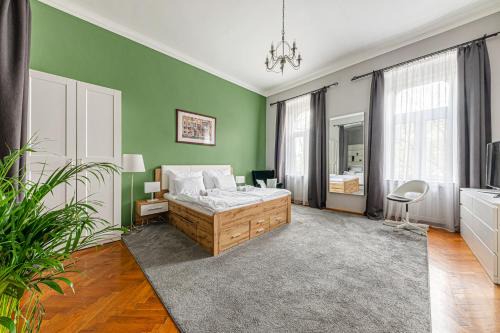 Krisztinavaros Apartment | Maison Lumière -Comfy Buda Retreat AC, Balcony near M2 metro