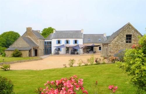 Plougonven House | Maison spacieuse à Plougonven avec jacuzzi et jardin
