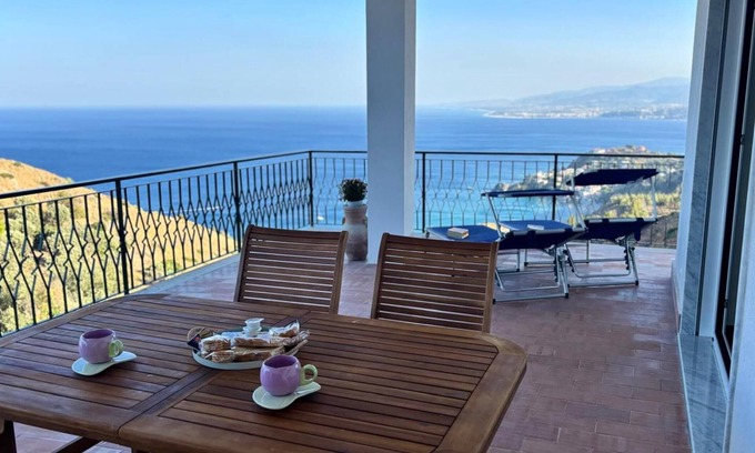 Copanello Apartment | Maison Stalettì, between sky, sea, and prickly pears