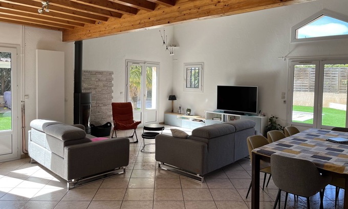 Decines-Charpieu House | Maison Très Lumineuse Avec Dépendance + Piscine à Proximité de Lyon