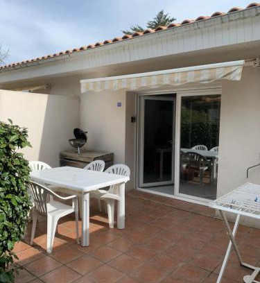 Saint-Georges-d'Oleron House | Maisonnette Mimosa H3 avec piscine intérieure chauffée à 400 m de la plage et ménage de fin de séjour compris