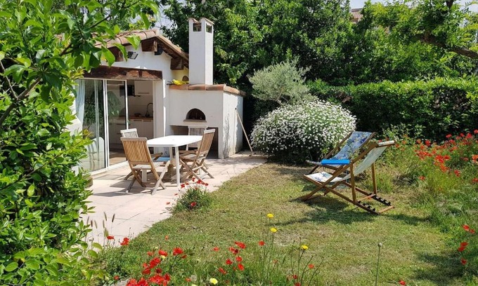 8th Arrondissement Apartment | Maisonnette Pointe Rouge