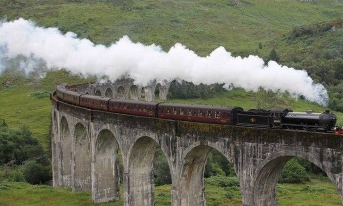 Mallaig Cottage | Mallaig Cottage - Harry Potter Steam Train Passes at bottom of Garden