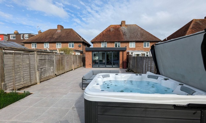 West Wittering House | Malthouse Cottage - a family house that sleeps 6 guests in 3 bedrooms
