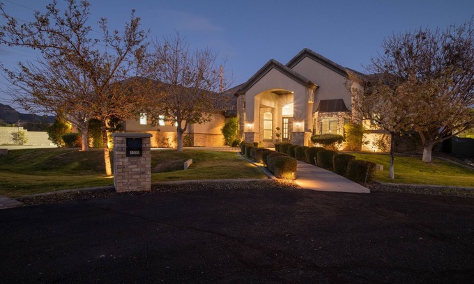 East Mesa House | Man O Man! Hot Pool Mega Home in Mesa!