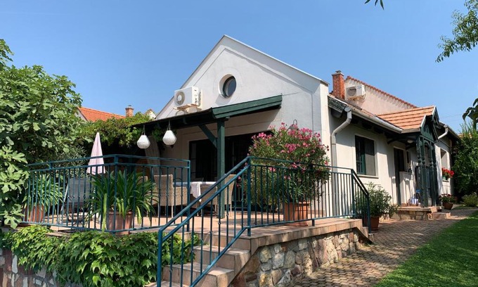 Paloznak House | Mandula House
