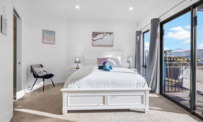 Manly House | Manly Beach View Townhouse Haven - Coastal Retreat walk to the shops and water!