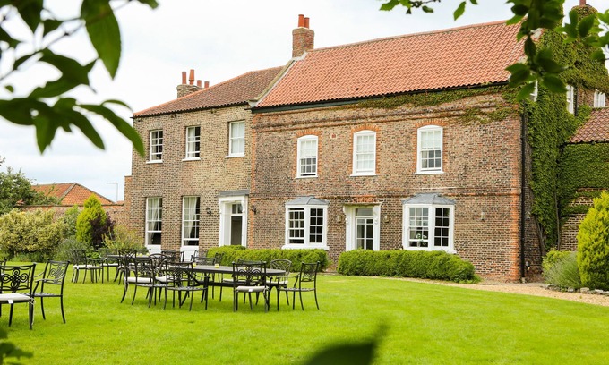 Ryther House | MANOR HOUSE, character holiday cottage, with hot tub in Tadcaster