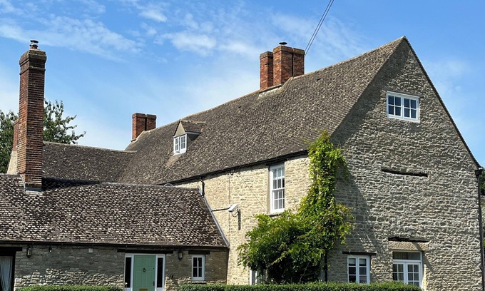 Kidlington House | Manor House - sweeping Georgian Manor in a canal-side hamlet