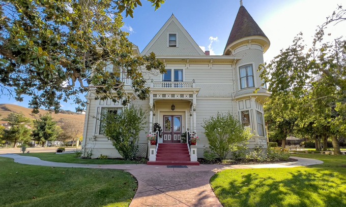 Salinas House | Mansion 10 suites Near Laguna Seca Race Track & Monterey