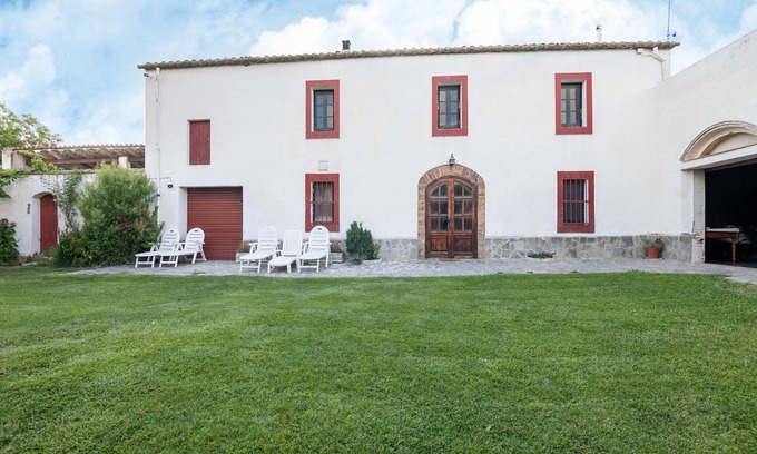 San Martin Sarroca Cottage | Mansion in St Martí with Vineyards & Garden