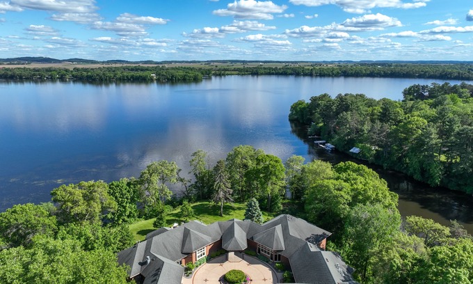 Tainter Lake House | Mansion on Lake Tainter. Sleeps 20-28 guests. Jacuzzi tub,private en-suite rooms