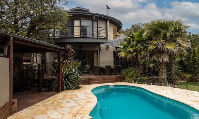 Sandy Point House | Manuka Retreat; Minutes' walk to the beach or Relax poolside, Wi-Fi, Linen