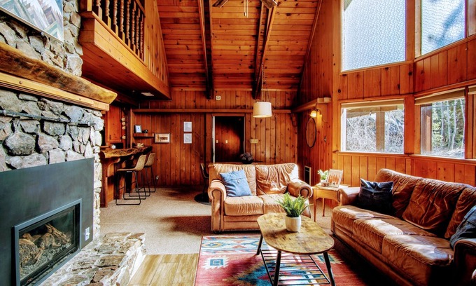 Ponderosa Cabin | MANY beds! Pets OK! Minutes to Trail of 100 Giants, Sequoias, Rivers! WD, WiFi
