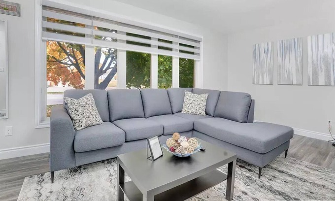 Barrie House | Maple Haven: Modern 3B/1.5B+Office,Kitchen,Parking