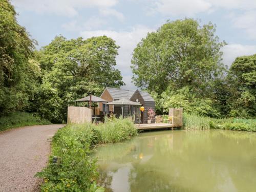 Middleton Cheney House | Maple Lodge at Bridge Lake Farm & Fishery