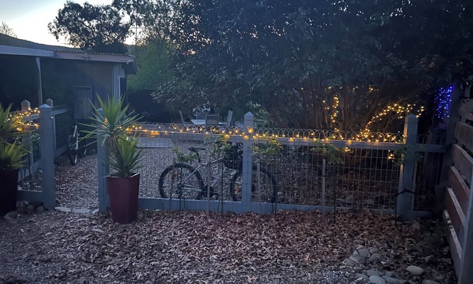Bright Cottage | Maple Rose Cottage - pet friendly - park the car and walk everywhere!