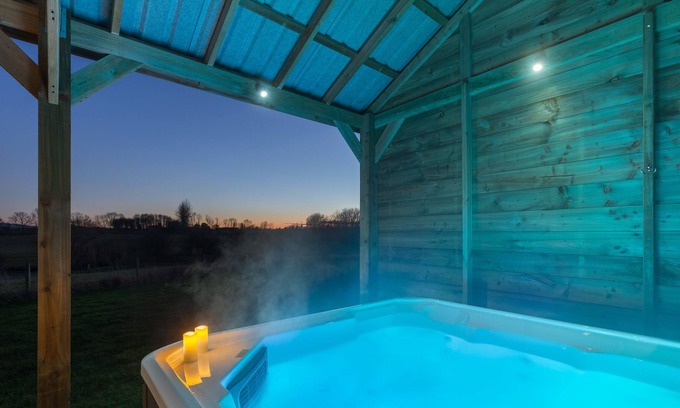 Coleford Cabin | Maple Stylish Executive Pod, Large Hot Tub, Stunning Views