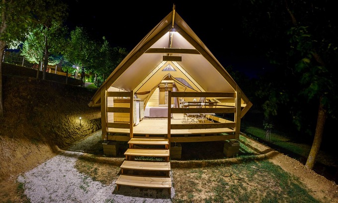 Sant'Elpidio a Mare Resort | Maple tree tent with pool