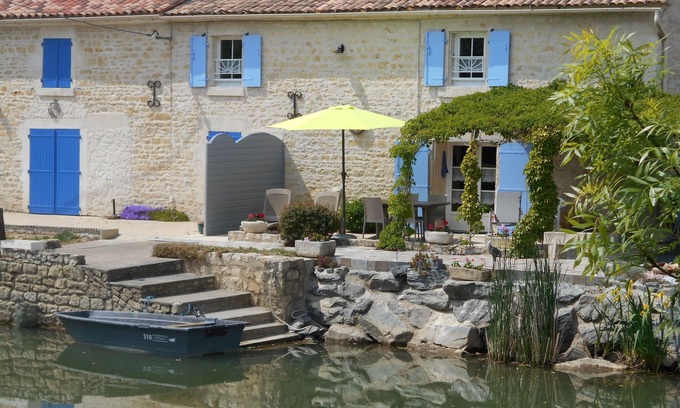 Le Gue-de-Velluire House | Marais Poitevin, fishing GITE, riverside with boat, bikes, fireplace