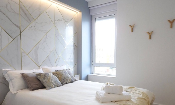 Olivais Bed & Breakfast | Marble Bedroom, Lisbon Airport Charming Rooms