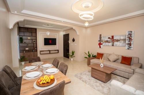 Tangier Apartment | Marina Bliss - Appartement Spacieux & Charmant - 5' à pied de la Marina, de la plage et de la Corniche - WIFI, AC, IPTV