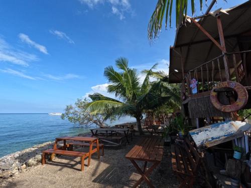 Moyo House | Maryan Moyo Bungalows & Resto