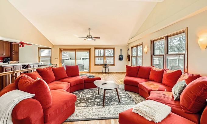 Lake Zurich House | Massive 4BR, 4-level 3,300 sq ft House, WiFi + Pool Table