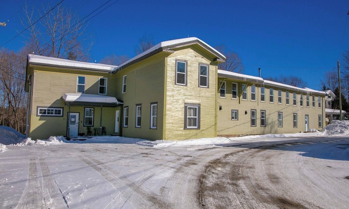 Stanstead House | Massive Group Chalet w/Spa, fireplace, 9 Bedrooms, Huge Spaces – Up to 38
