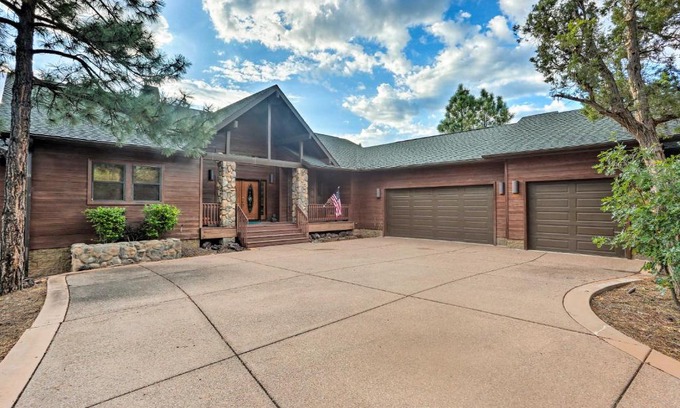 Torreon House | Massive Show Low Cabin with Deck - 3 Miles to Lake!