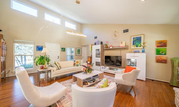 San Marcos Bed & Breakfast | Master Bedroom with King Bed-FREE-WiFi-Snack-Parkg in Relaxing Oasis