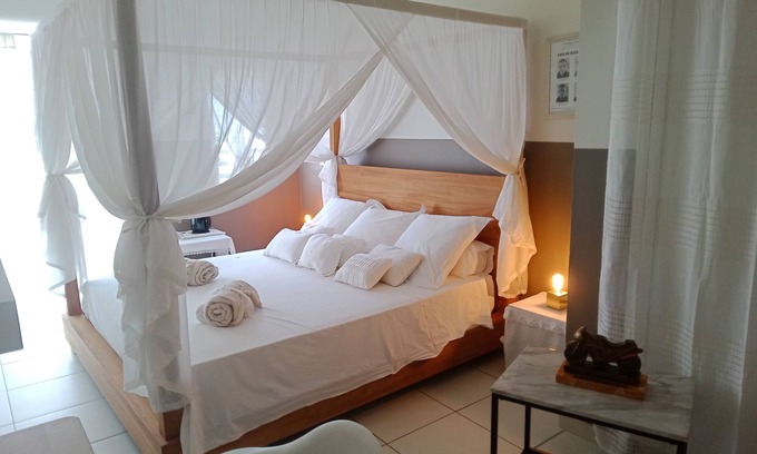 Marigot Bed & Breakfast | Master suite + breakfast